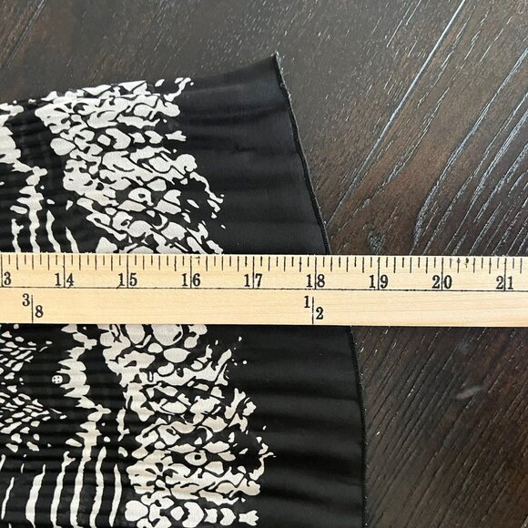 Nicola Blouse Top Women’s Size 1X V Neck 3/4 Sleeve Black Snake Print Thin - Picture 14 of 14